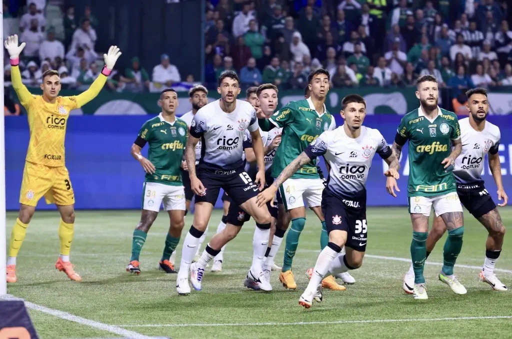 Jogadores de Palmeiras e Corinthians durante clássico no 1° turno do Campeonato Brasileiro 2024. Foto: Marcello Zambrana/AGIF