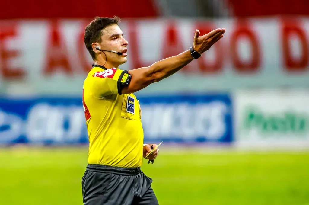 Rodolpho Toski está a cargo del VAR en Copa Libertadores luego de la polémica final de la Copa América. (Photo by Silvio Avila/Getty Images)