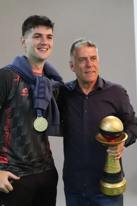 Zuleta con su hijo en la celebración de la Copa Ecuador. (Foto: @elnacionalec)