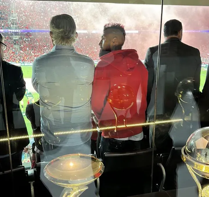 Arturo Vidal estuvo viendo al Athletico Paranaense contra el Flamengo. Foto: Twitter.