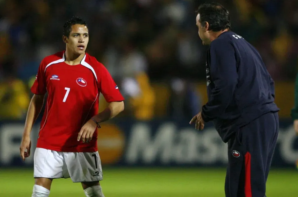 Alexis Sánchez conversa con Marcelo Bielsa en la selección chilena. (Andrés Piña | Photosport)