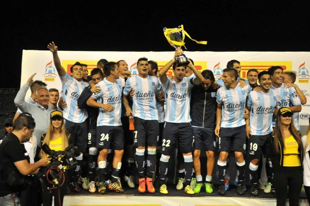 Milito levanta la Copa de Oro. Foro Web.