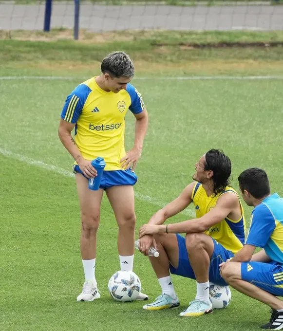 Zeballos junto a Cavani. (Foto: @BocaJrsOficial)