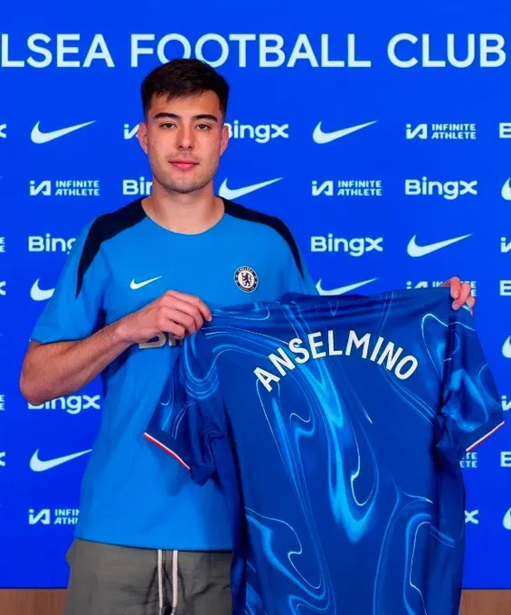 Anselmino dejaría Chelsea tras un mes entrenando con el plantel.