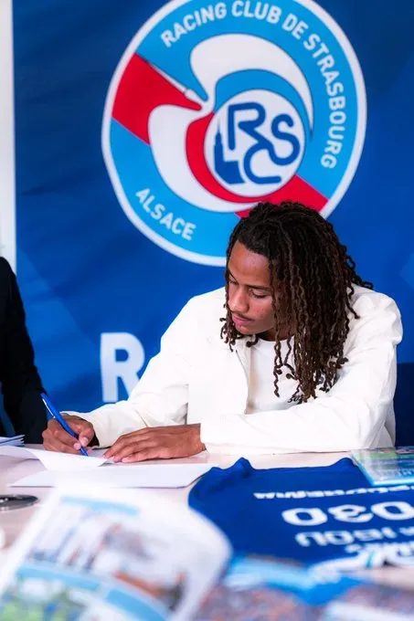 Amougou le puso la firma al contrato que se extenderá hasta 2030.