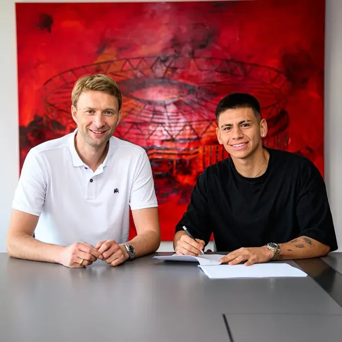 El Diablito firmó este jueves su contrato con el equipo alemán.