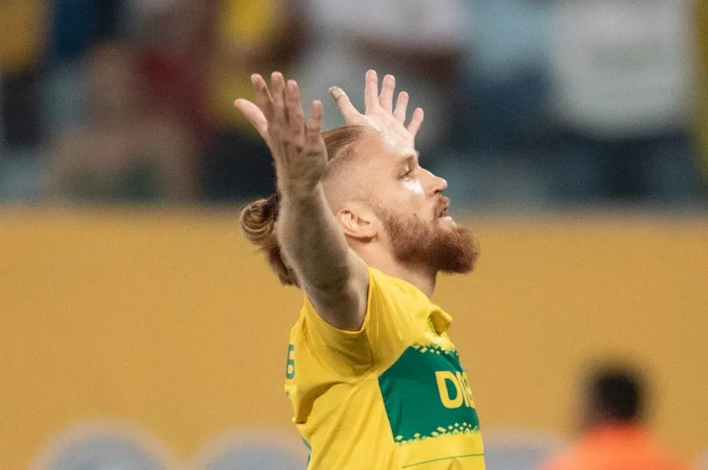 Foto: Gil Gomes/AGIF – Isidro Pitta comemora gol polêmico de vitória do Cuiabá em cima do Fogão no Nílton Santos