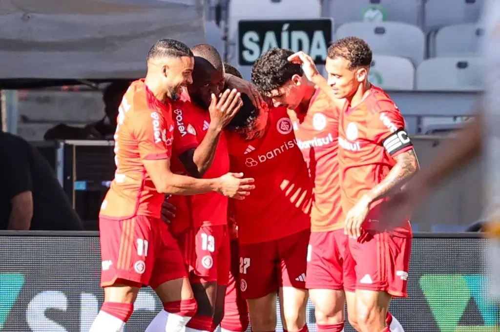 Mauricio jogador do Internacional comemora seu gol com seus companheiros durante partida contra o Cruzeiro no estadio Mineirao pelo campeonato Brasileiro A 2023.  Foto: Gilson Lobo/AGIF