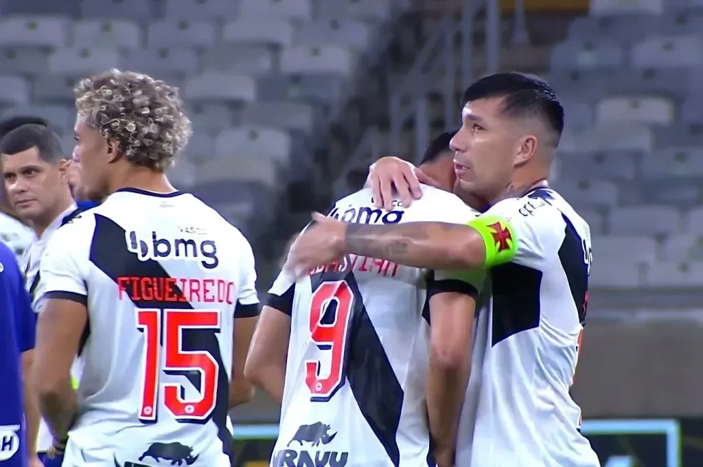 Medel consolando Sebastián após empate com o Cruzeiro – Foto: Reprodução/Premiere