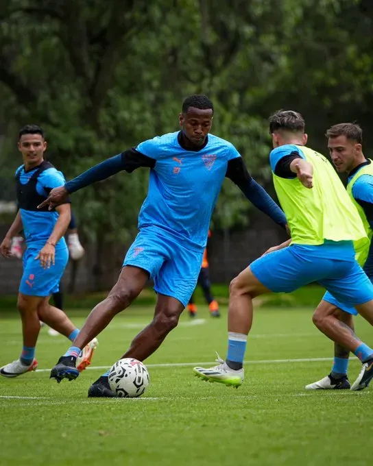 Michael Estrada también firmó un contrato de 3 años con Liga de Quito. (Foto: @LDU_Oficial)