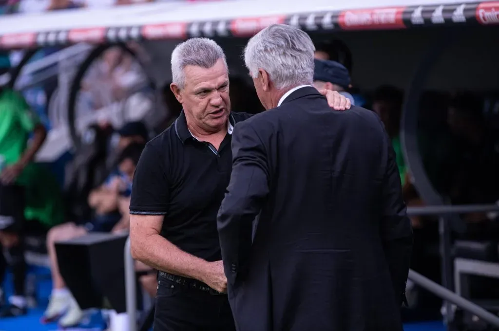 Javier Aguirre y Carlo Ancelotti saludándose (IMAGO)