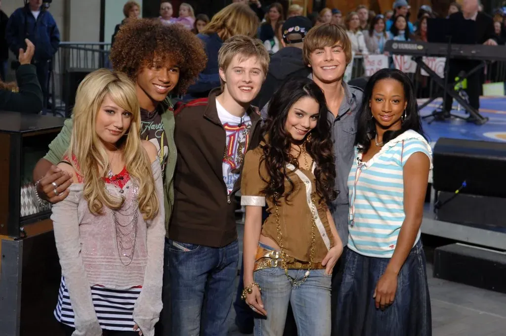 Los actores Ashley Tisdale, Corbin Bleu, Lucas Grabeel, Vanessa Anne Hudgens, Zac Efron y Monique Coleman de “High School Musical” posan para las fotos después de actuar en directo en el escenario durante el Today Show de la NBC el 30 de marzo de 2006 en Nueva York. Imagen: Getty Images.