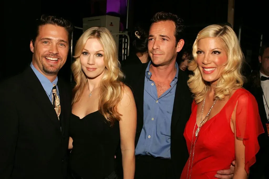 Foto de los actores Jason Priestley, Jennie Garth, Luke Perry y Tori Spelling, cuando asistieron a los Premios TV Land 2005 en el Barker Hangar el 13 de marzo de 2005 en Santa Mónica, California.