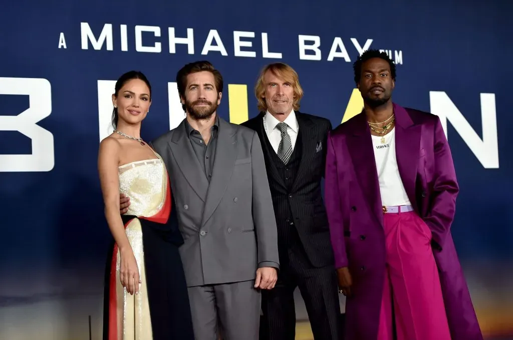 Eiza Gonzalez, Jake Gyllenhaal, Michael Bay y Yahya Abdul-Mateen II asisten al estreno en Los Angeles de Ambulancia en el Academy Museum of Motion Pictures el 04 de abril de 2022 en Los Angeles, California. Imagen: Getty Images.