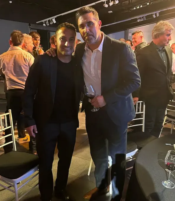 El Bocha y su excompañero Claudio Bravo en la cena de Colo Colo de Todos los Tiempos | Foto: Instagram @11bochita11