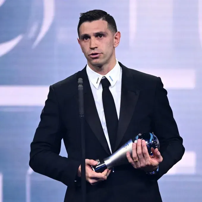 Emiliano Martínez con el premio The Best a Mejor Arquero del 2022 (Foto: FIFA)