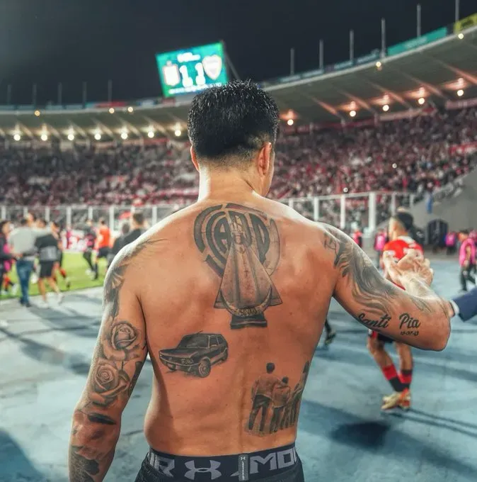 Enzo Pérez lució su tatuaje de River frente a todos.