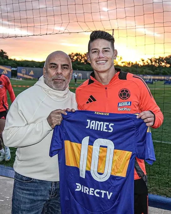 Chicho Serna junto a James Rodríguez en el predio de Boca