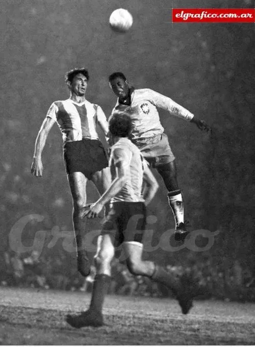 Rattín vs. Pelé en un Argentina-Brasil en 1964 (El Gráfico)