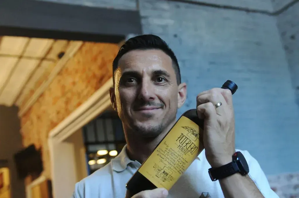 Burdisso con su vino llamado “Potrero”. (Javier Ferreyra, Diario La Voz)