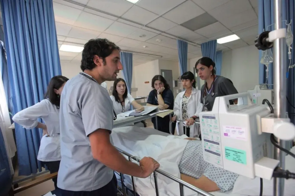 Medicina continúa como la carrera con más postulantes en Chile (fuente PUC)