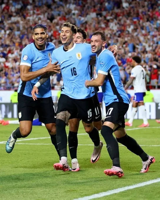 Uruguay celebra su polémico gol ante EE.UU.