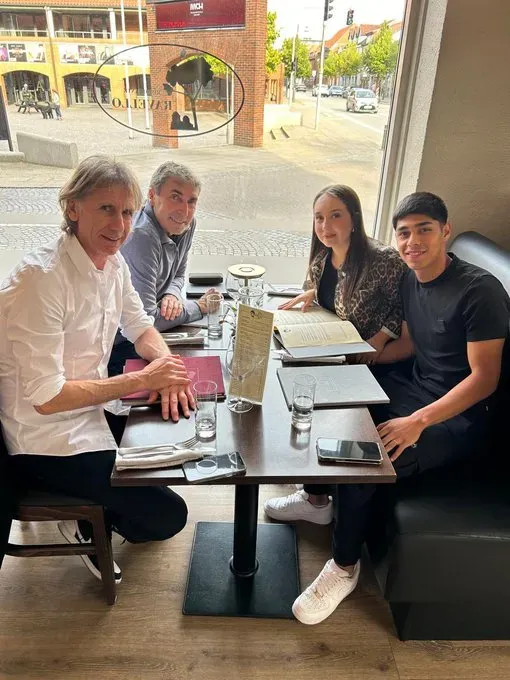 La postal de Darío Osorio junto a su pareja Cata Díaz y el cuerpo técnico de la Roja