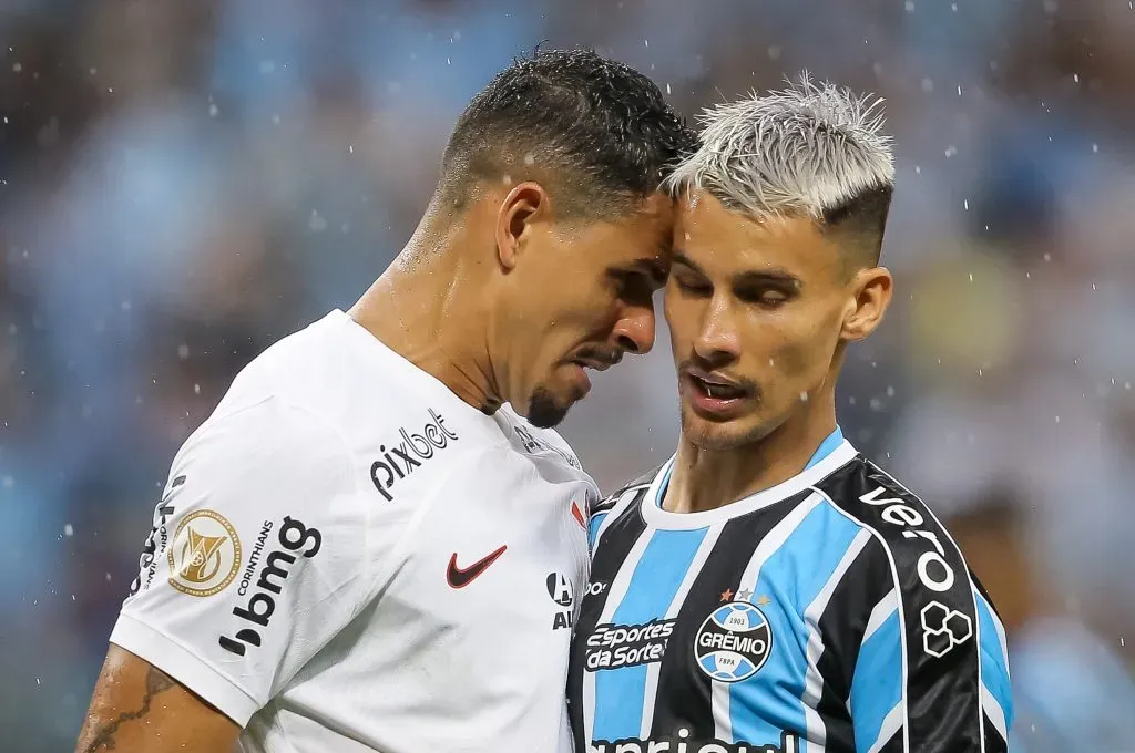 Lucas Veríssimo no duelo diante do Grêmio (Photo by Pedro H. Tesch/Getty Images)