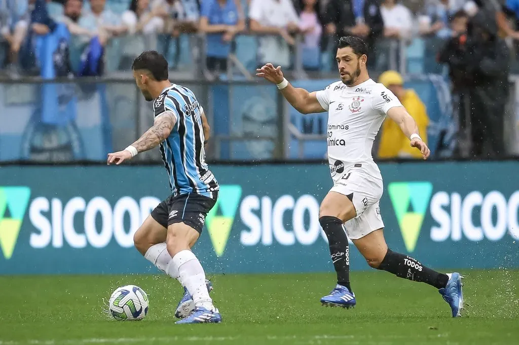 Giuliano em duelo contra o Grêmio. (Photo by Pedro H. Tesch/Getty Images)