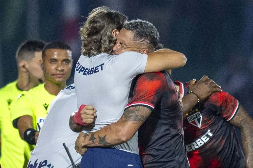 Luciano jogador do São Paulo comemora seu gol com Zubeldia treinador da sua equipe durante partida contra o Vasco no estádio Brinco de Ouro pelo Campeonato Brasileiro A 2024. Foto: Anderson Romao/AGIF