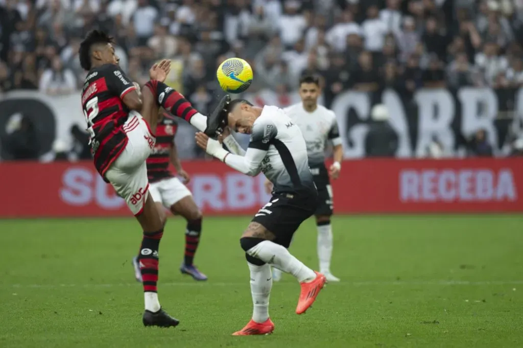 Lance que causou a expulsão do atacante Bruno Henrique, do Flamengo (Imagem: @romaofotos)