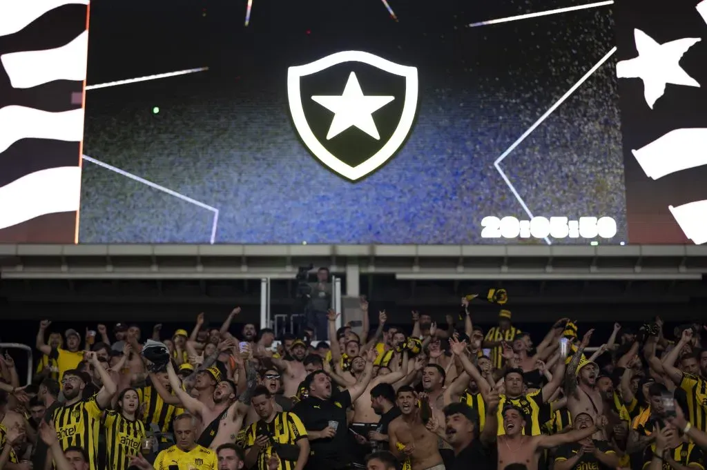 Torcida do Peñarol, no Nilton Santos, antes da partida contra o Botafogo. Foto: Jorge Rodrigues/AGIF