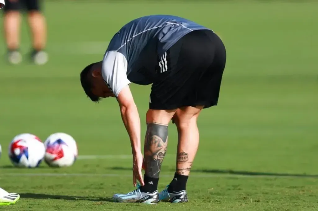 Messi con sus nuevos botines.