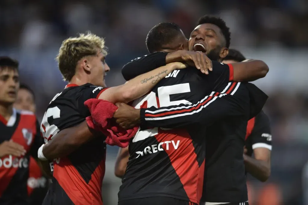 Salomón Rondón junto a Miguel Borja celebrando el gol del triunfo ante Gimnasia. (Foto: Getty).