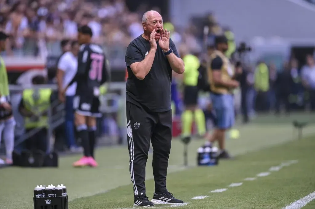 Luiz Felipe Scolari dirigiendo con Atlético Mineiro ante Cruzeiro. (Foto: Getty).