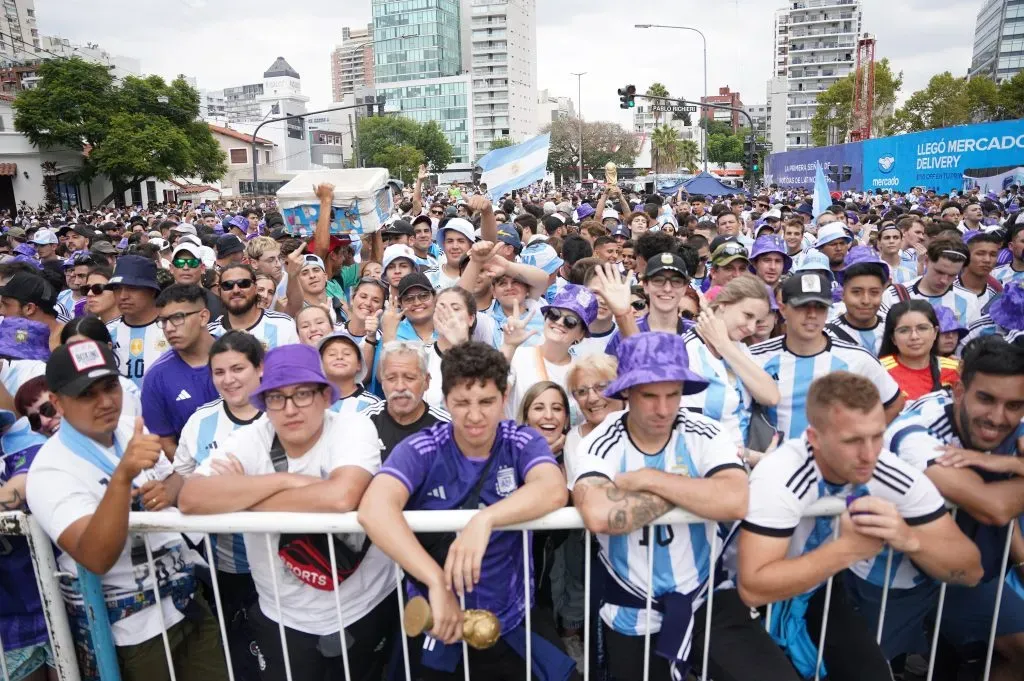 Hinchas de la Selección Argentina esperando entrar al Monumental para ver el amistoso contra Panamá. (Getty)