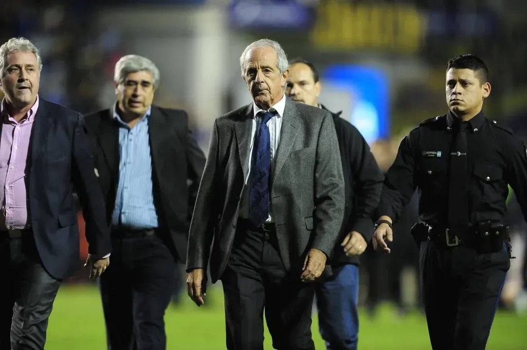 Rodolfo D´Onofrio, por entonces presidente de River, bajó al campo de juego. (Foto: IMAGO)