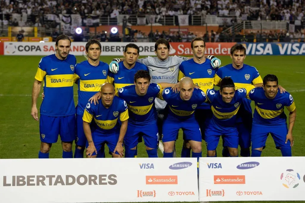 Rolando Schiavi y Juan Román Riquelme alineados con el resto del equipo de Boca antes de la Final de vuelta de la Copa Libertadores 2012.