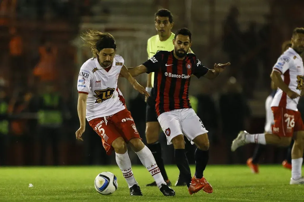 Martín Rolle junto a Federico Vismara disputando el clásico entre Huracán y San Lorenzo. (Foto: IMAGO / Photogamma)