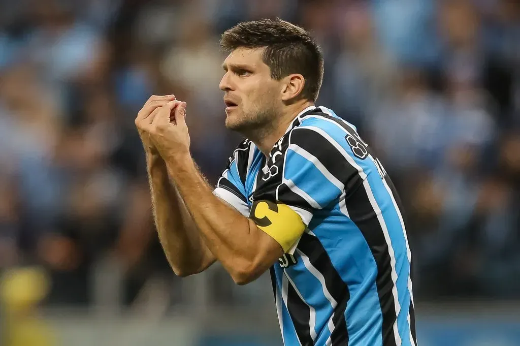 Foto: Pedro H. Tesch/AGIF – Kannemann: zagueiro voltou a terminar um jogo do Grêmio amarelado