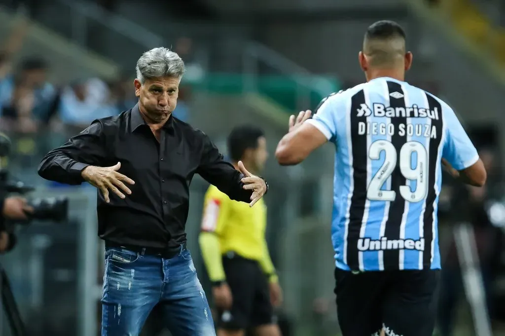 Foto: Pedro H. Tesch/AGIF – Renato pode convencer Diego Souza a renovar no Grêmio.