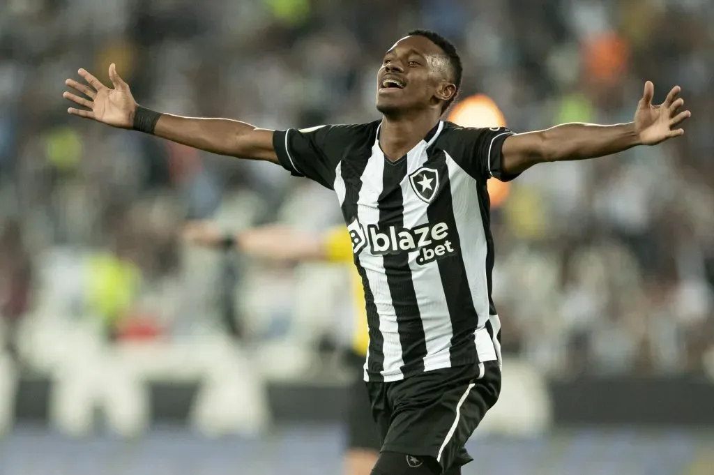 RJ – Rio de Janeiro – 23/07/2022 – BRASILEIRO A 2022, BOTAFOGO X ATHLETICO-PR – Jeffinho jogador do Botafogo comemora seu gol durante partida contra o Athletico-PR no estadio Engenhao pelo campeonato Brasileiro A 2022. Foto: Jorge Rodrigues/AGIF