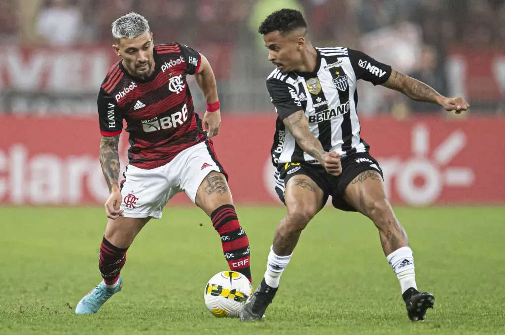 RJ – Rio de Janeiro – 13/07/2022 – COPA DO BRASIL 2022, FLAMENGO X ATLETICO-MG – De Arrascaeta jogador do Flamengo disputa lance com Allan jogador do Atletico-MG durante partida no estadio Maracana pelo campeonato Copa do Brasil 2022. Foto: Jorge Rodrigues/AGIF