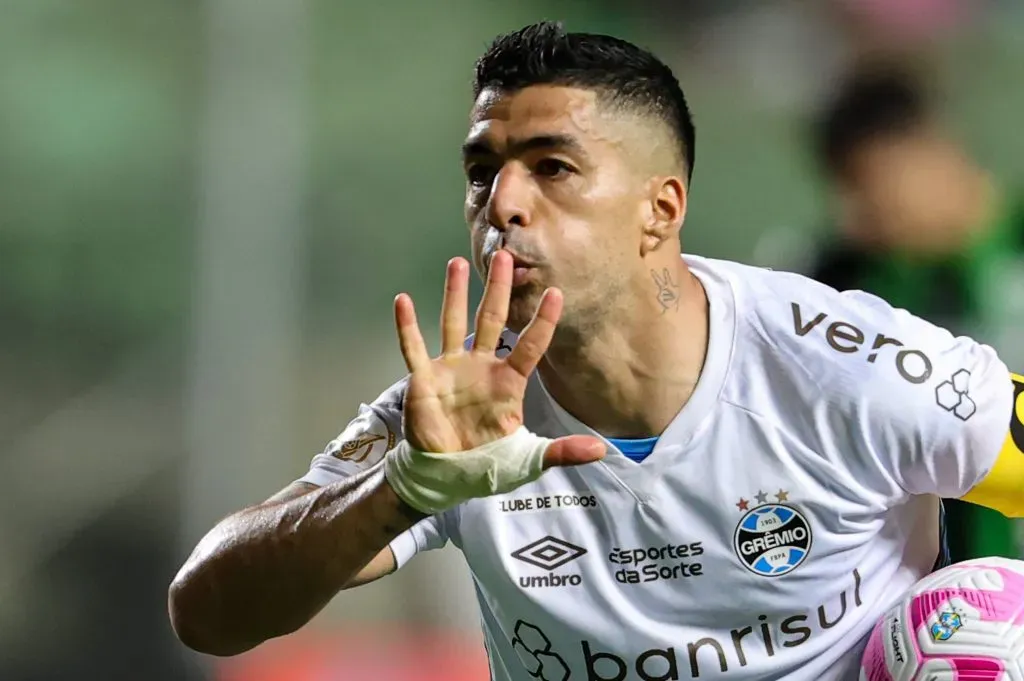 Foto: Gilson Lobo/AGIF – Luis Suarez jogador do Gremio comemora seu gol durante partida contra o America-MG no estadio Independencia pelo campeonato Brasileiro A 2023.