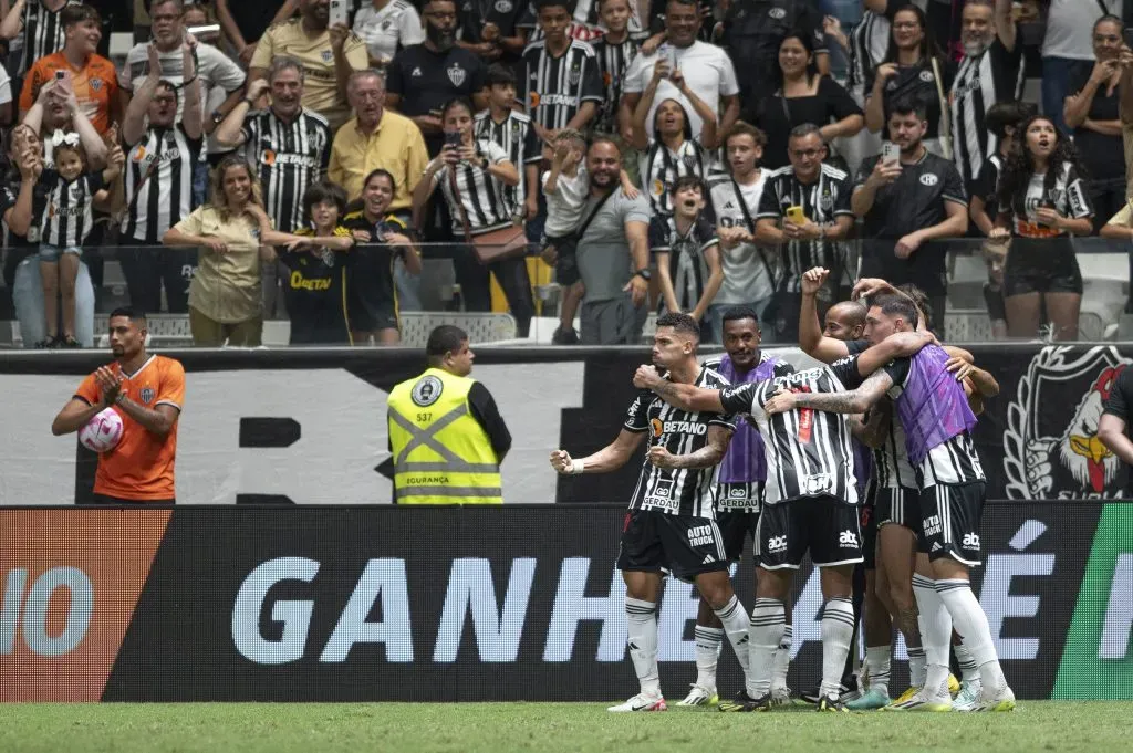 MG – BELO HORIZONTE – 28/10/2023 – BRASILEIRO A 2023, ATLETICO-MG X FLUMINENSE – Paulinho jogador do Atletico-MG comemora seu gol durante partida contra o Fluminense no estadio Arena MRV pelo campeonato Brasileiro A 2023. Foto: Alessandra Torres/AGIF