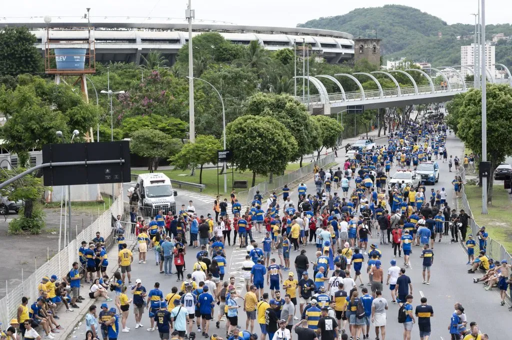 RJ – RIO DE JANEIRO – 04/11/2023 – LIBERTADORES 2023, BOCA JUNIORS X FLUMINENSE – Torcida do Boca Juniors chegando para a partida contra Fluminense no estadio Maracana pelo campeonato Libertadores 2023.  Foto: Jorge Rodrigues/AGIF