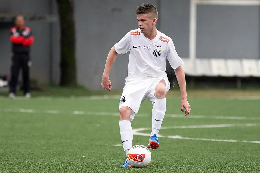 Caio Henrique foi revelado na base do Santos e hoje está se recuperando de cirurgia no CT – Foto: Pedro Ernesto Guerra Azevedo/Divulgação Santos FC