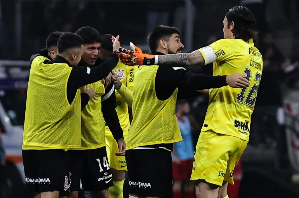 Elenco do Corinthians durante partida pelo campeonato Brasileiro A 2023. Foto: Fabio Giannelli/AGIF