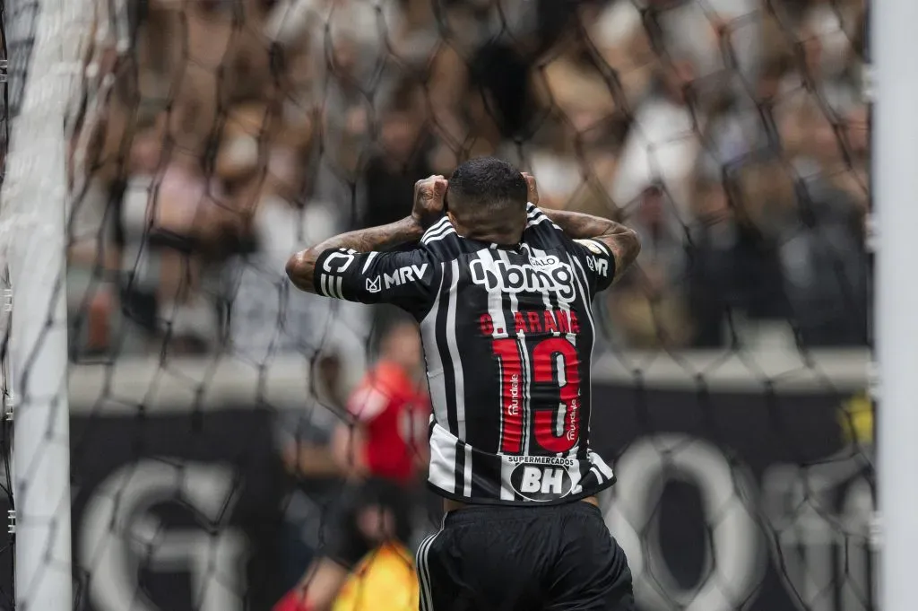 Guilherme Arana comemorando seu gol na Arena MRV – Foto: Alessandra Torres/AGIF