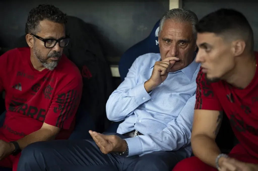 Tite e sua comissão técnica conversam durante jogo contra o Bragantino. Foto: Jorge Rodrigues/AGIF